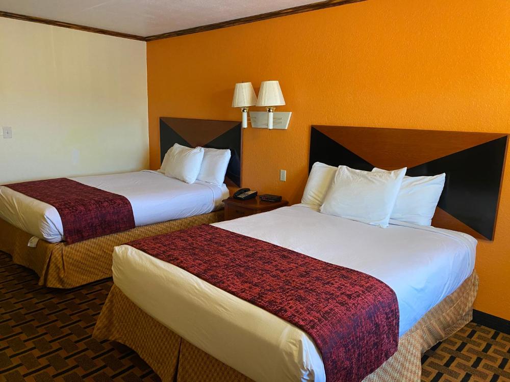 Queen Room with Two Queen Beds - Non-Smoking interior