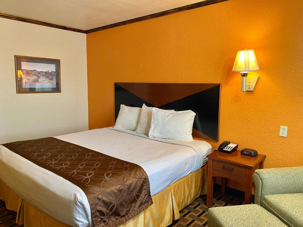 King Room - Non-Smoking interior